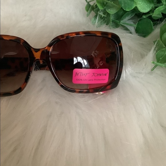 NWT Betsy Johnson 100% UV Lens Animal Print Sunglasses - Picture 2 of 5